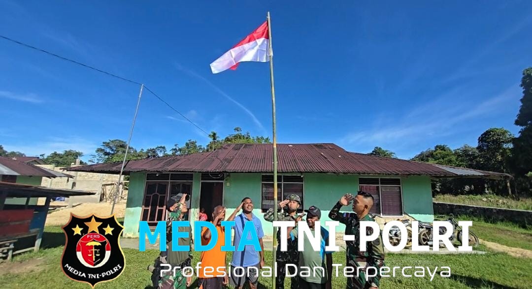Satgas Pamtas RI-PNG Pos Kumurkek Bagikan Bendera Merah Putih Sambut HUT ke-80 Kemerdekaan RI
