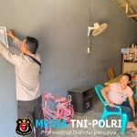 Personil Polsek Meranti Gencarkan Tempel Brosur Maklumat Kapolda Kalbar Tentang Karhutla