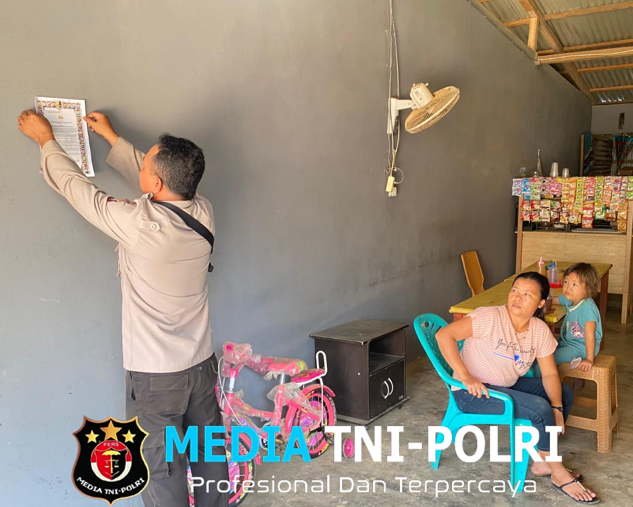 Personil Polsek Meranti Gencarkan Tempel Brosur Maklumat Kapolda Kalbar Tentang Karhutla