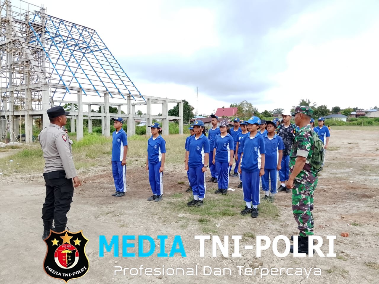 Bhabinkamtibmas Polsek Parbuluan Latih Anggota Paskibra SMPN I Parbuluan