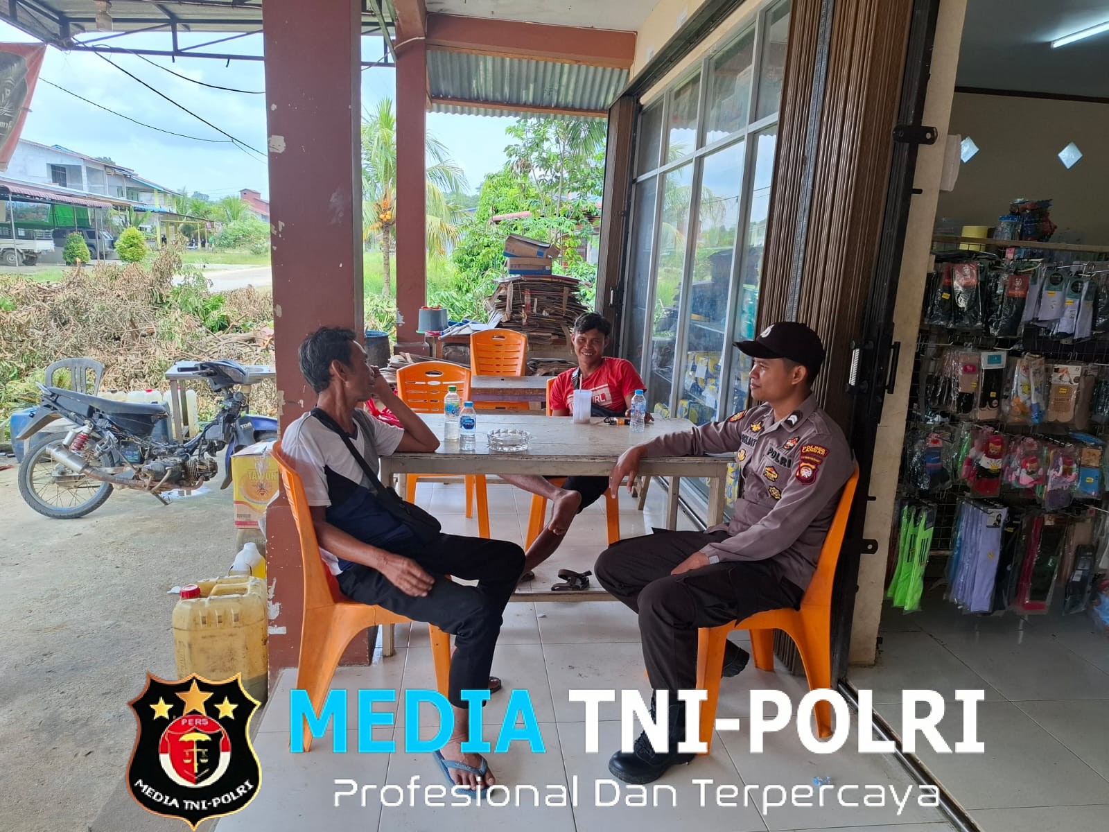 Sambangi Warga Saat Patroli, Personel Polsek Kuala Behe Sampaikan Pesan Kamtibmas