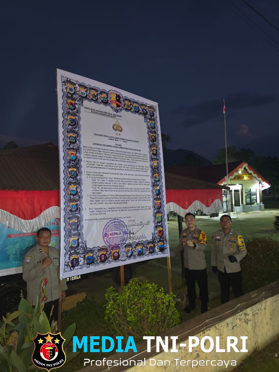Cegah Karhutla, Polsek Sengah Temila Pasang Banner Maklumat Kapolda di Depan Mako