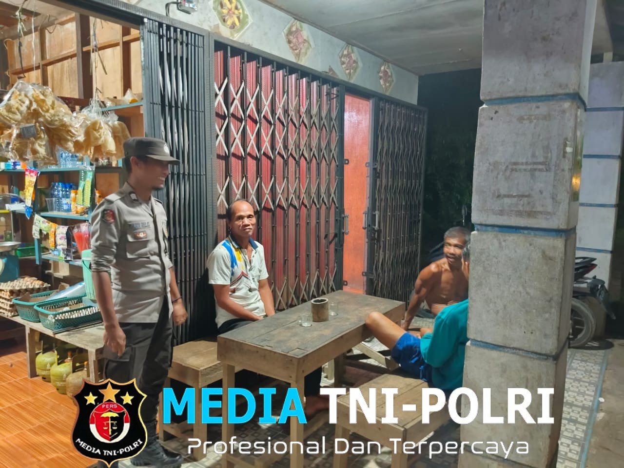 Patroli Humanis, Polsek Air Besar Sambangi Warga Demi Cegah Aksi Kejahatan