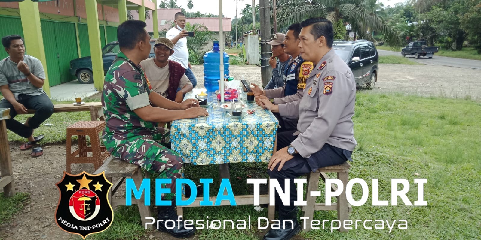 Babinsa Koramil 420-08/Tabir, Serka Kurniadi, Laksanakan Komsos Bersama Bripka Supri (Bhabinkamtibmas) dan Warga di Desa Koto Rayo