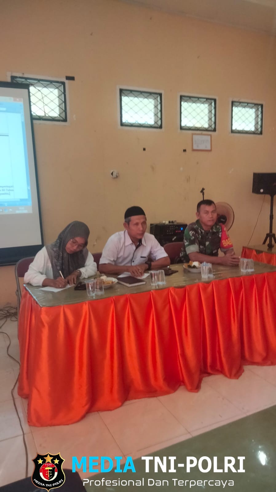 Babinsa Koramil 420-08/Tabir, Serma Nafri Efendi, Laksanakan Rapat untuk Kesiapan HUT RI ke-80 di Kecamatan Tabir Lintas beserta Kepala Desa,Perangakat Desa Se Tabir Lintas & Staf Pemeritahan Kecamatan