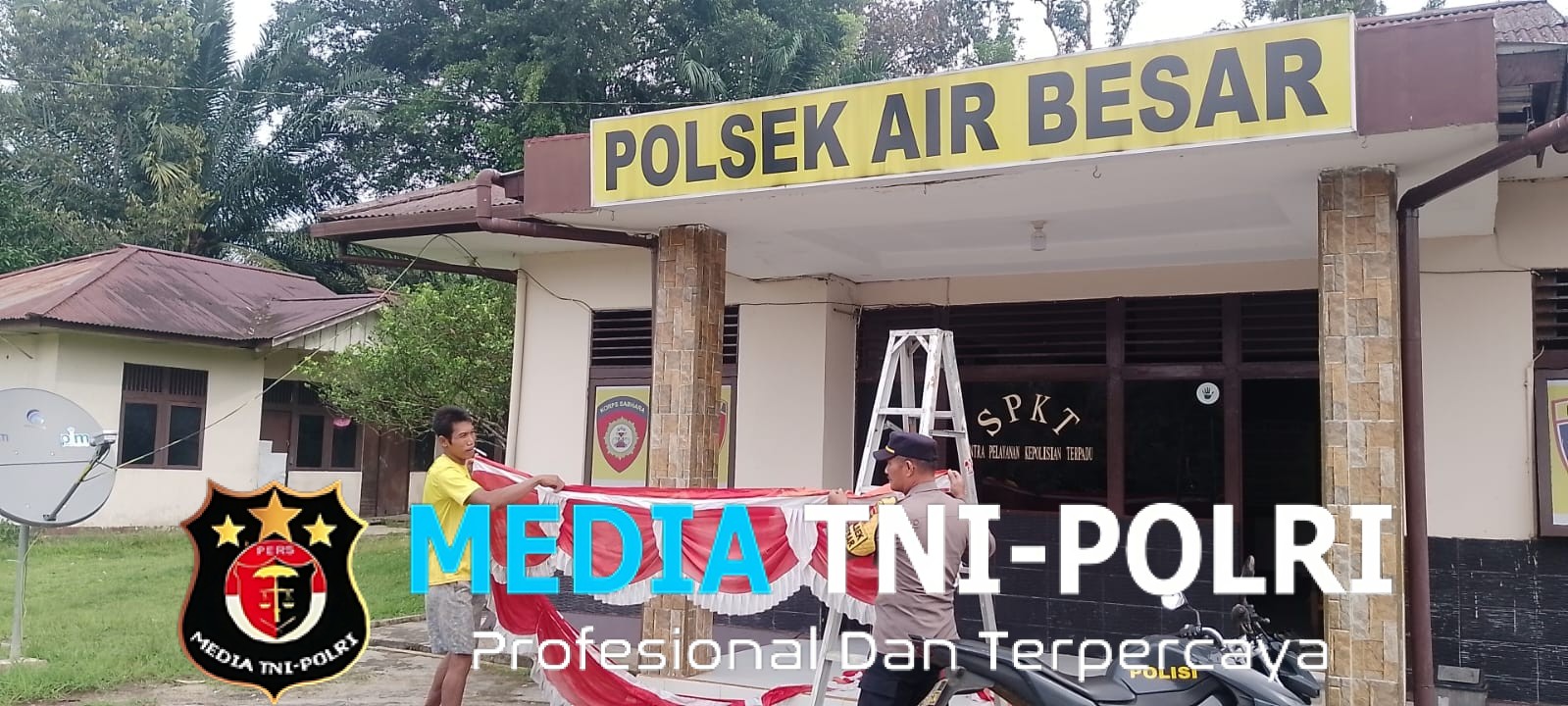 Semarak Merah Putih, Polsek Air Besar dan SMPN 1 Serimbu Pasang Umbul-Umbul Sambut HUT RI ke-80