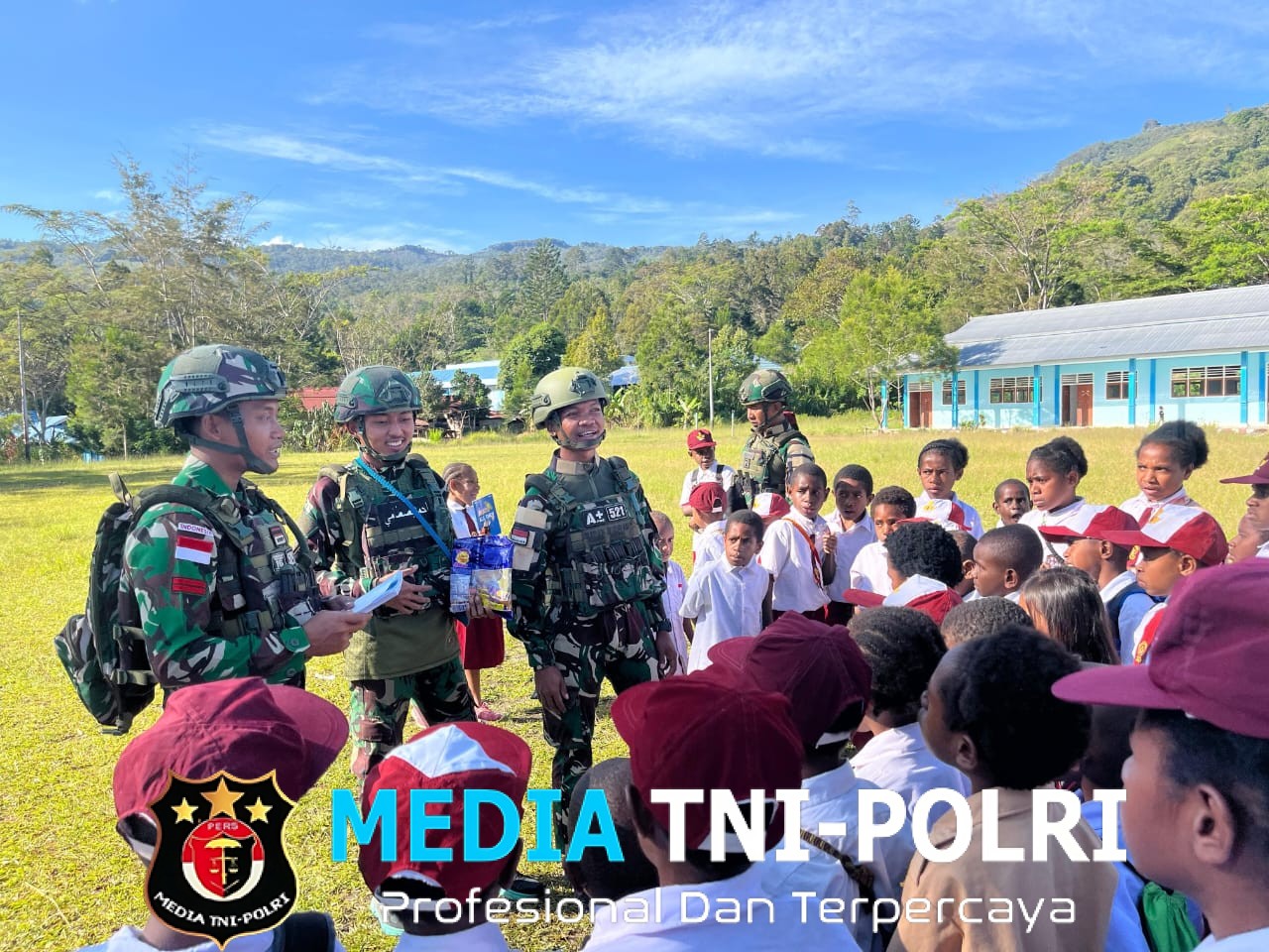 Bagikan Buku Alat tulis Gratis Satgas Yonif 521/DY Anak Papua Cerdas di Distrik Kelila