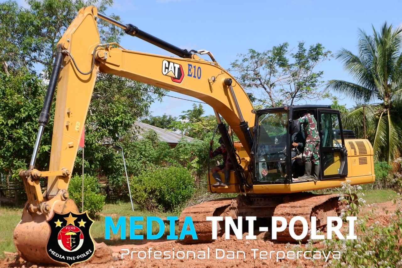 Di Bawah Terik dan Debu Perjurit TMMD Buka Akses Jalan di Kamno Sari