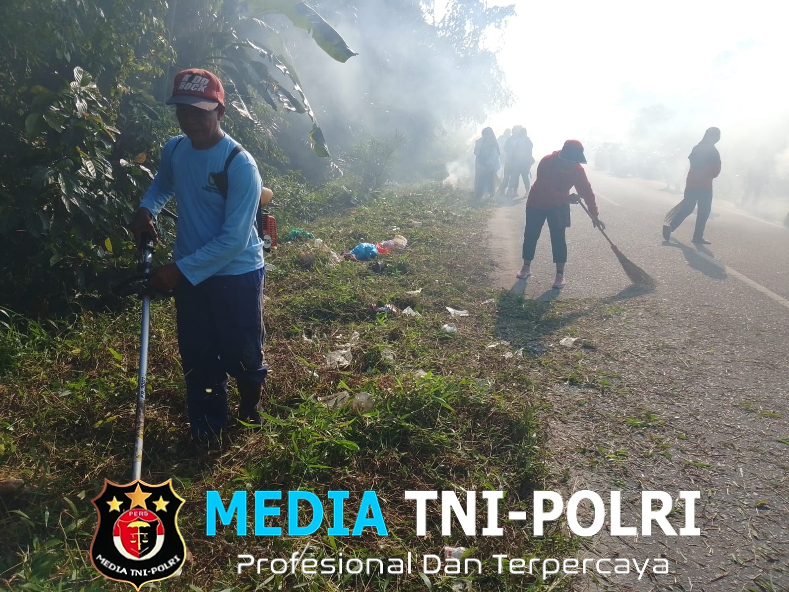 Ciptakan Lingkungan yang Bersih, Lurah Baamang Tengah Bersama Forum Rt/Rw Kerja Bakti Jum,at Bersih Membakar Sampah yang Dibuang Warga di Pinggir Jalan