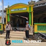 Polsek Menyuke Berikan Pengamanan Kepada Warga Yang Melaksanakan Sholat