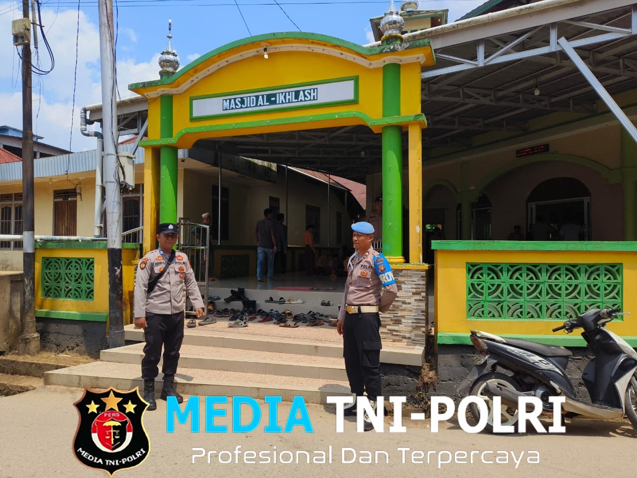 Polsek Menyuke Berikan Pengamanan Kepada Warga Yang Melaksanakan Sholat