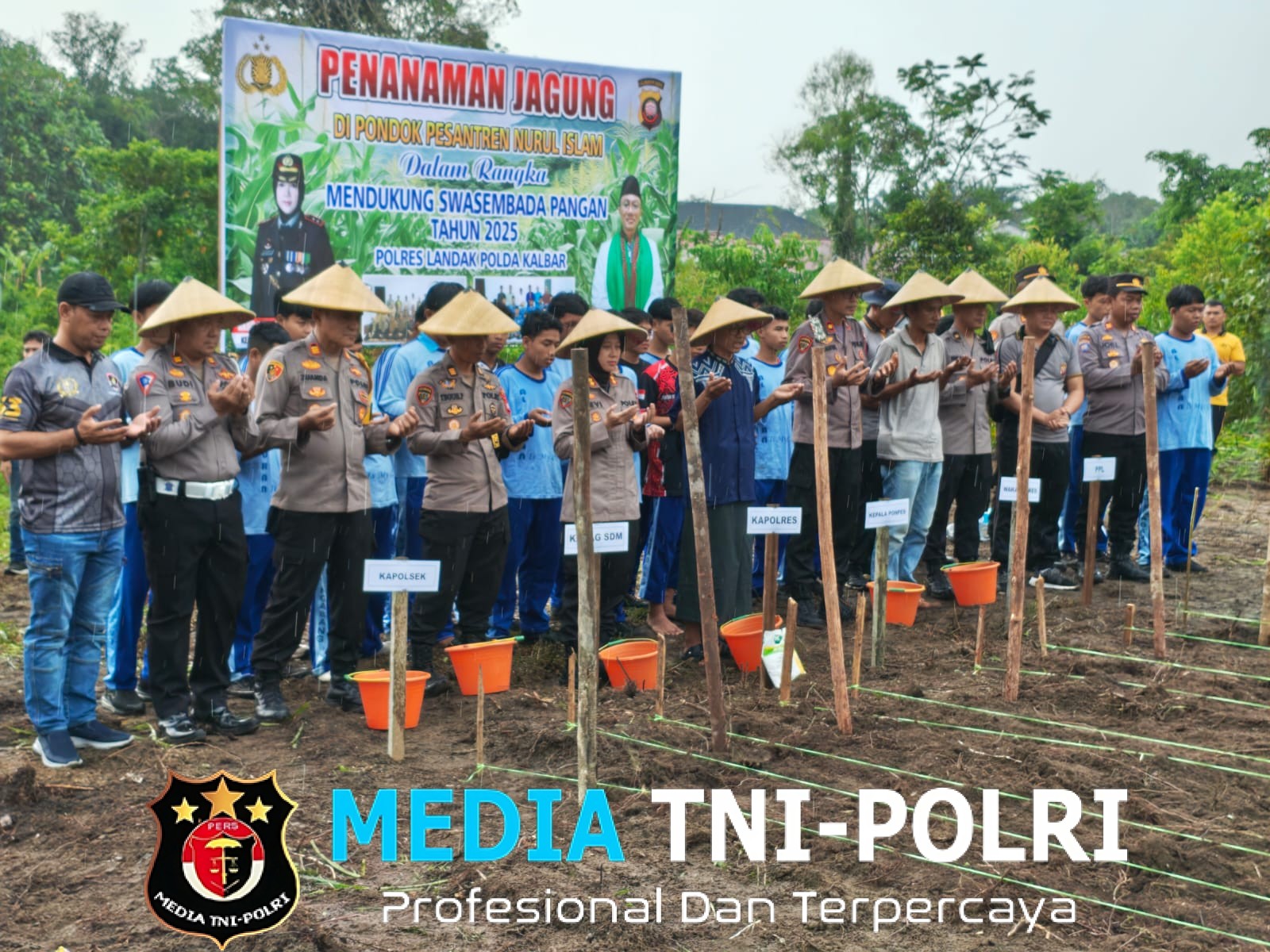 Kapolsek Ngabang Mendampingi Kapolres Landak Beserta Pejabat Utama Polres Landak Laksanakan Penanaman Benih Jagung