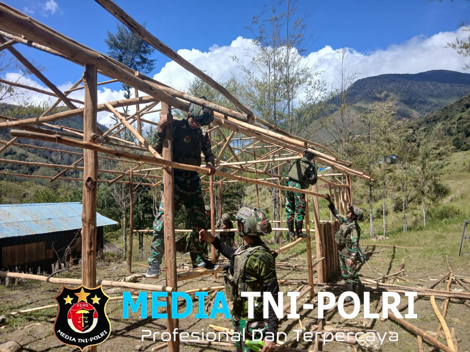 Satgas Yonif 700/WYC Lanjutkan Pembangunan SD 03 Mayuberi, Fokus Kerjakan Pemasangan Dinding