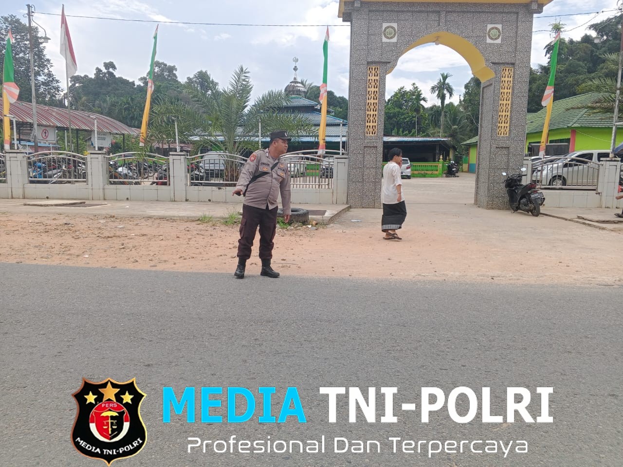 Personil Polsek Mempawah Hulu Diterjunkan Guna Lakukan Pengamanan Ibadah Shalat Jumat