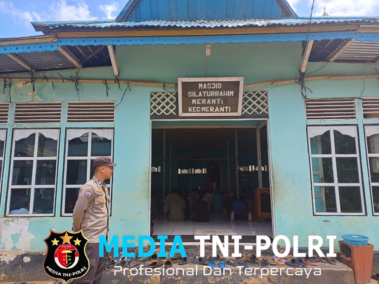 Personil Polsek Meranti Amankan Sholat Jumat, Wujud Polri Hadir di Tengah Masyarakat