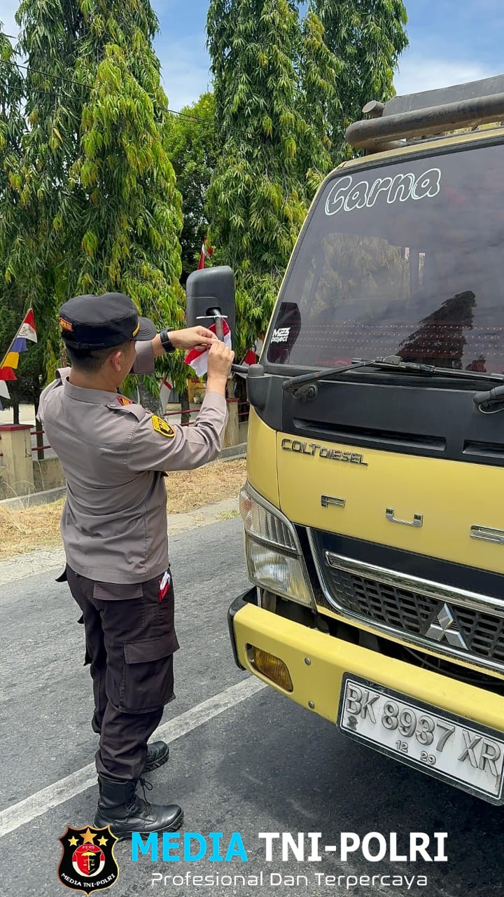 Polsek Padang Tualang Bagikan Bendera Merah Putih kepada Pengguna Jalan, Wujudkan Semangat Nasionalisme Menjelang HUT RI ke-80