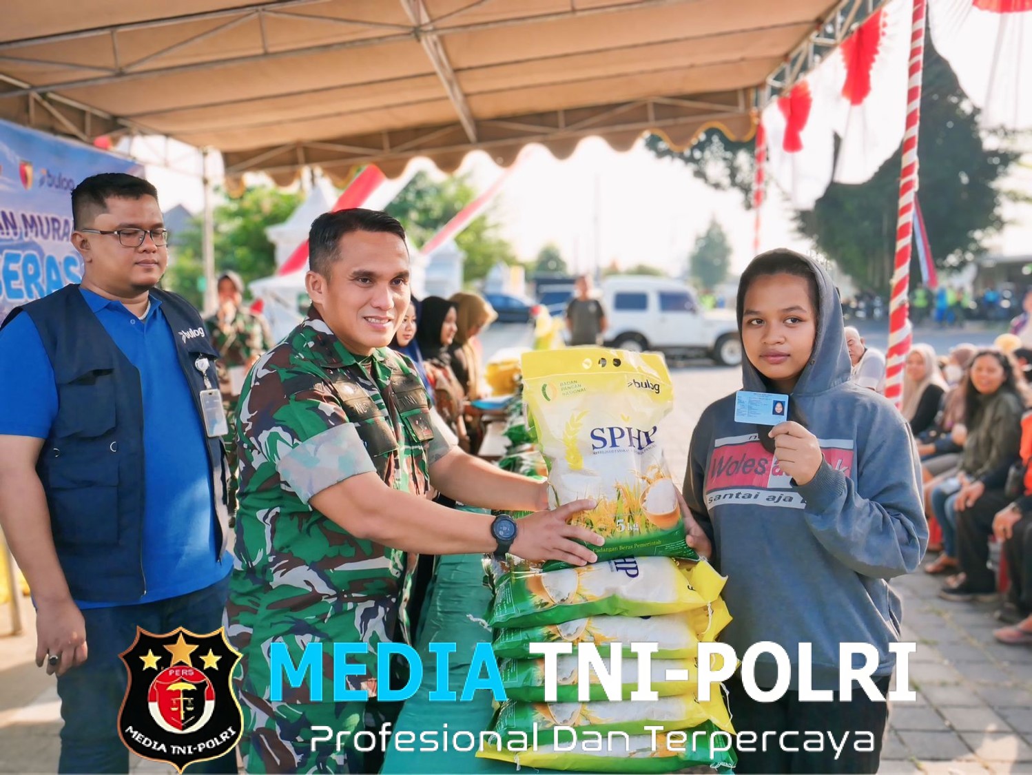 Sinergi Kodim 0808/Blitar Dan Bulog Salurkan Beras SPHP Untuk Warga Lewat Gerakan Pangan Murah