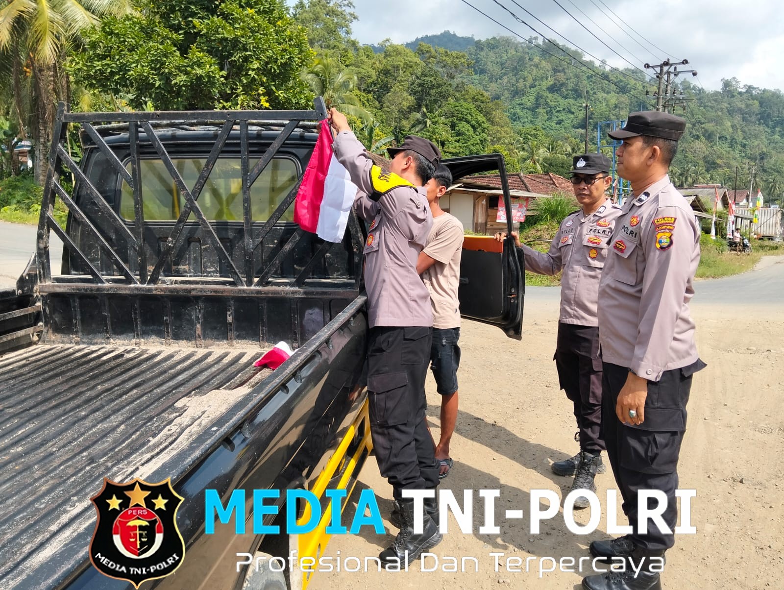 Meriahkan HUT ke 80 RI, Polsek Semaka Bagikan Bendera Merah Putih di Jalinbar Tanggamus