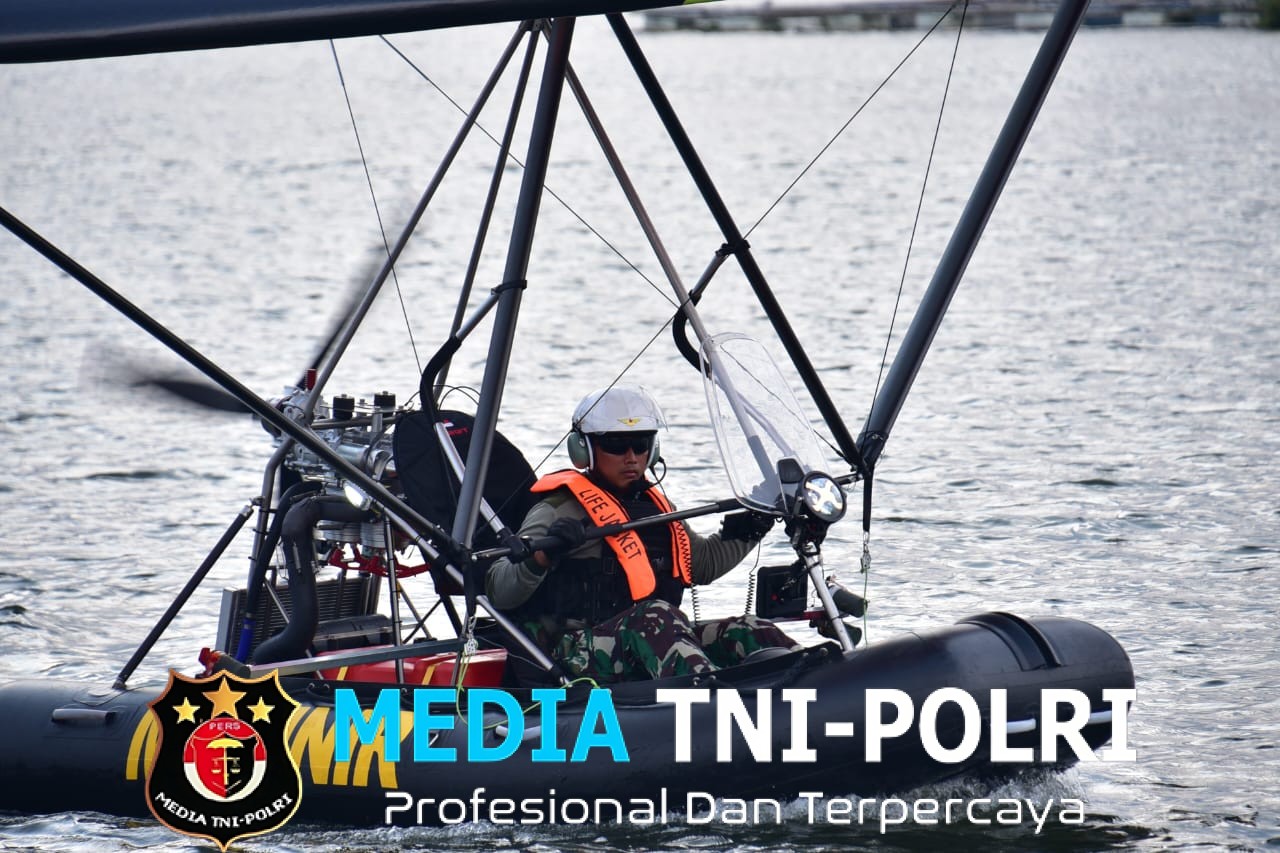 Prajurit Pasmar 1 Operasikan FIB Saat Geladi Bersih Demonstrasi Pada Upacara Kehormatan Militer