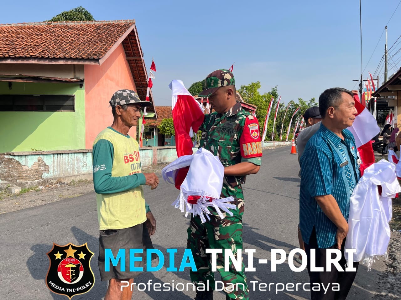 Sambut HUT RI ke-80, Koramil dan Forkopimcam Kemusu Bagikan Bendera Merah Putih Ke Masyarakat