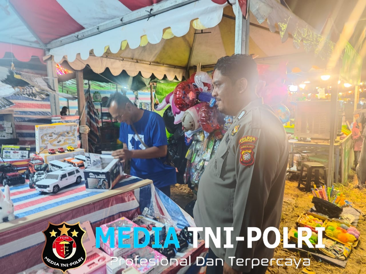 Polisi Laksanakan Patroli Malam di Area Pasar Malam untuk Cegah Gangguan Kamtibmas