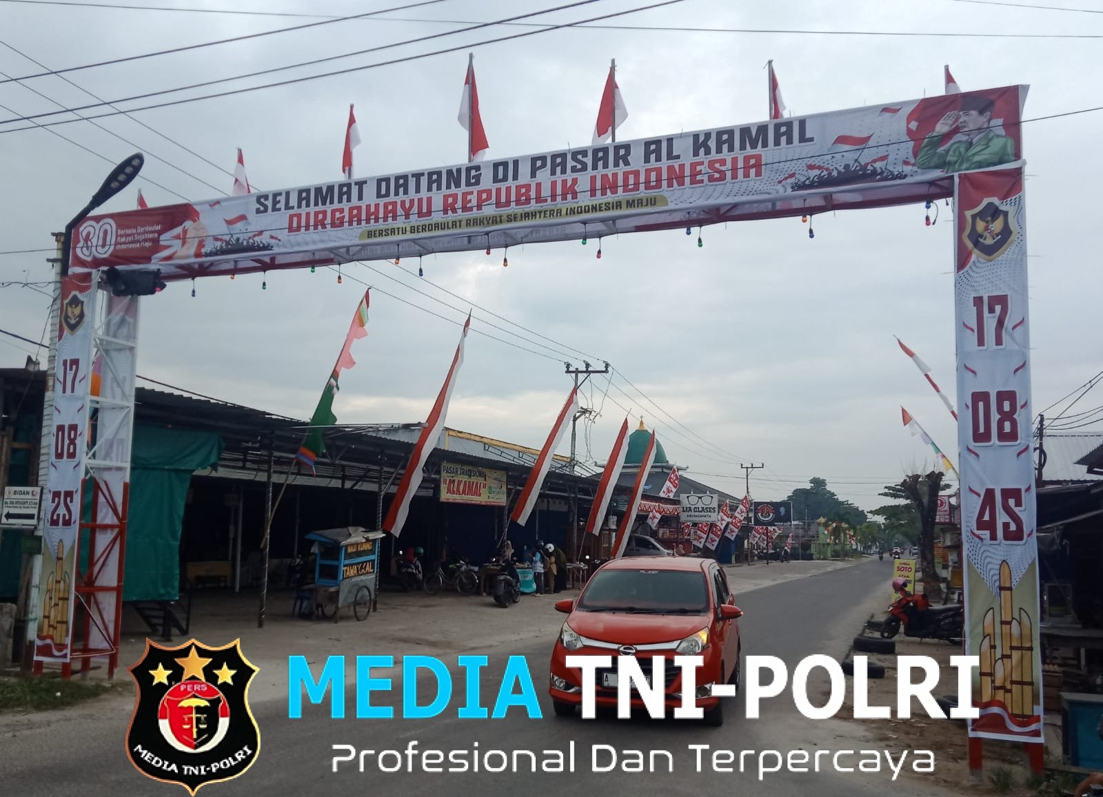 Sambut HUT RI ke-80, Pasar Al-Kamal Sampit Dirikan Gapura Khas 17-an