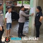 Samapta Polsek Menyuke Menempel Imbauan Brosur Maklumat Kapolda Ke Warung  Warga