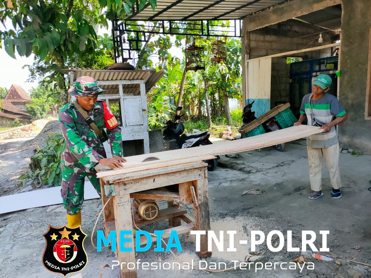 Babinsa Juwangi Sambangi Perajin Pintu Kayu, Bangun Silaturahmi dan Beri Motivasi