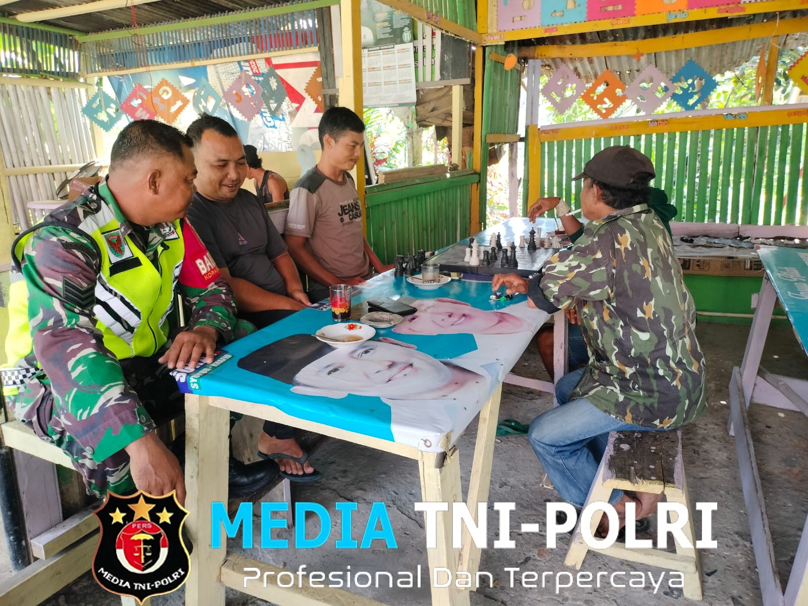 Babinsa Koramil 420-08/Tabir Laksanakan Komsos Bersama Anggota Limas di Desa Sekapuk