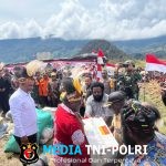 Satgas Yonif 700/WYC Amankan Kunjungan Gubernur Papua Tengah di Sinak, Bawa Bantuan dan Harapan bagi Pengungsi