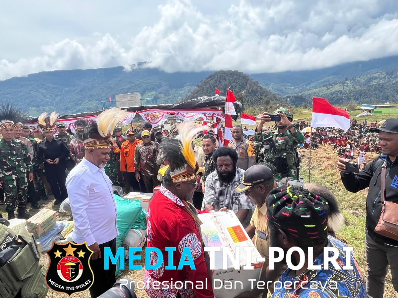 Satgas Yonif 700/WYC Amankan Kunjungan Gubernur Papua Tengah di Sinak, Bawa Bantuan dan Harapan bagi Pengungsi