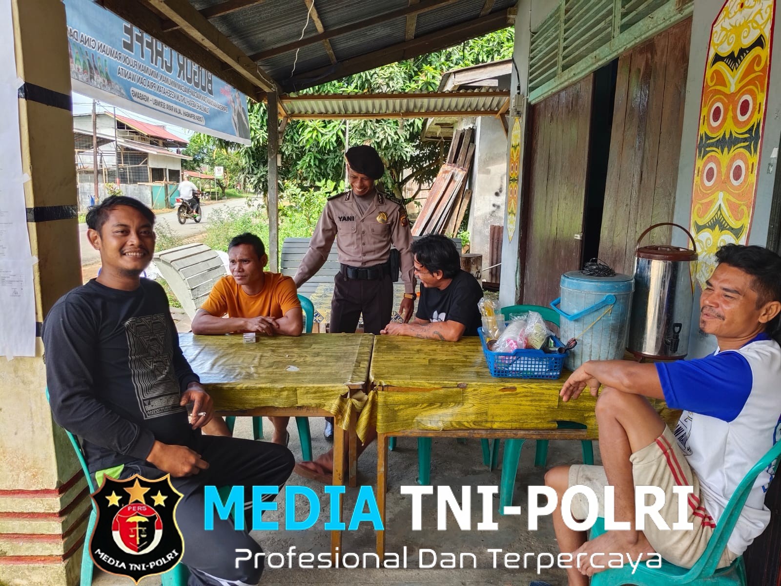 Ngobrol Asik di Warung Kopi, Polisi Air Besar Pererat Silaturahmi dengan Warga