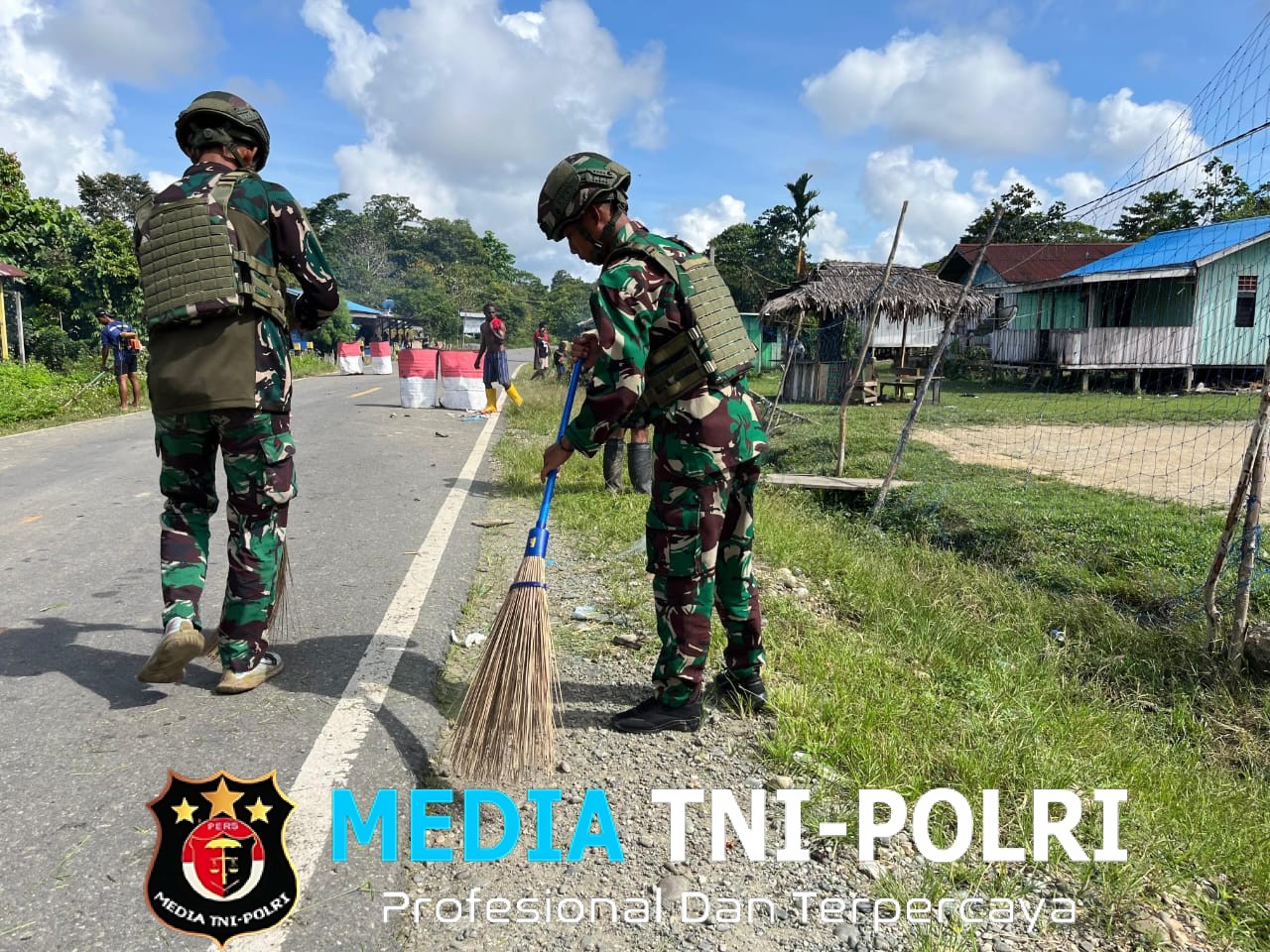 Karya Bhakti Satgas Yonif 521/DY Wujudkan Lingkungan Bersih dan Rapih, Melalui Pos Muaranawa Gelar Bersama Warga Kampung Muaranawa