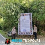 Polsek Menjalin serukan Pencegahan Karhutla dengan pemasaran banner Maklumat Kapolda Kalbar