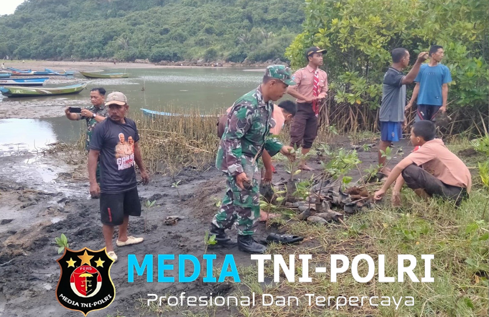 Babinsa Desa Wates, Pramuka Dan Warga Bersatu Lestarikan Alam Dengan Menanam Mangrove