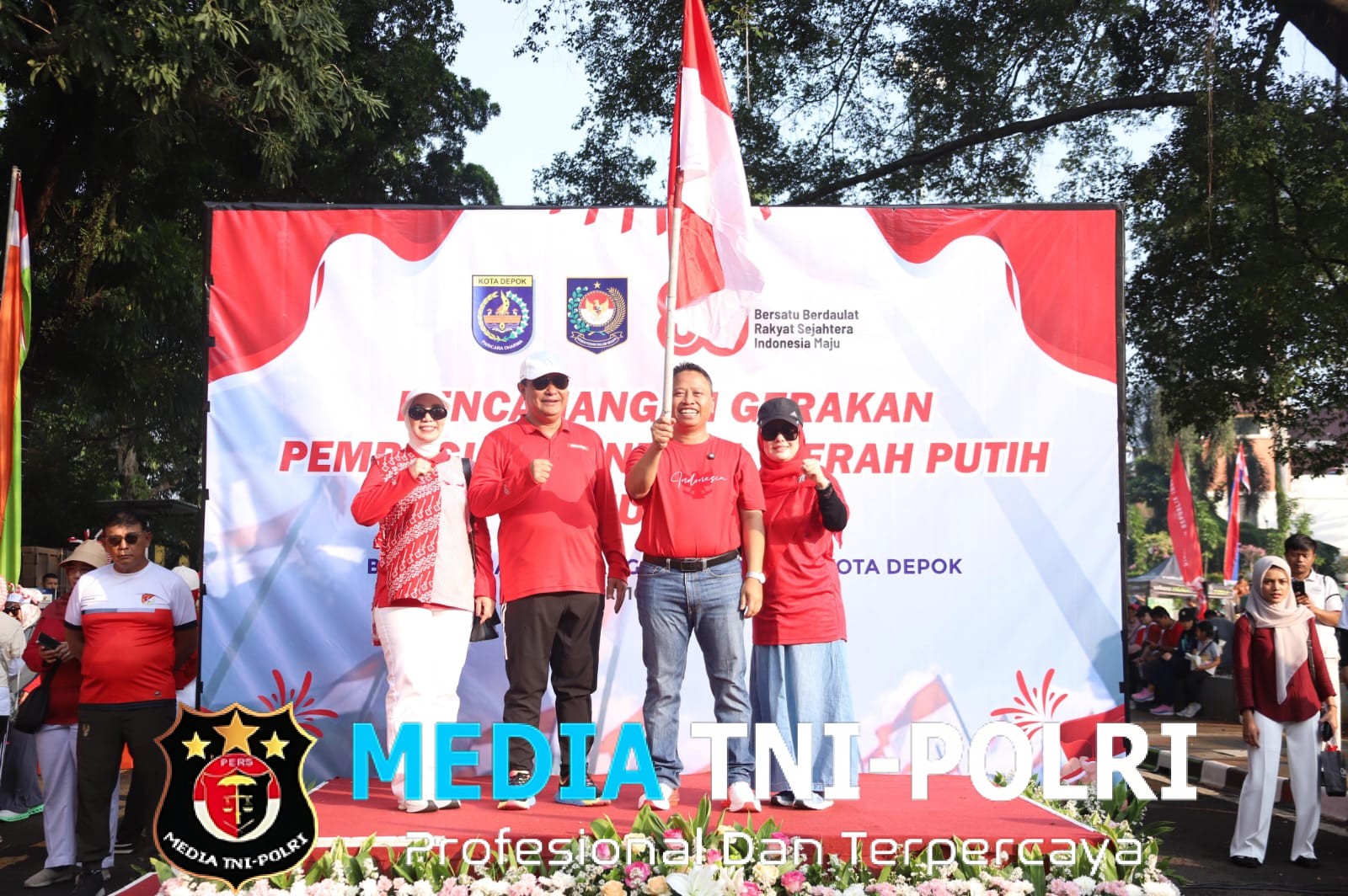 Ditjen Polpum Kemendagri dan Pemkot Depok Bagikan Ribuan Bendera Merah Putih kepada Warga