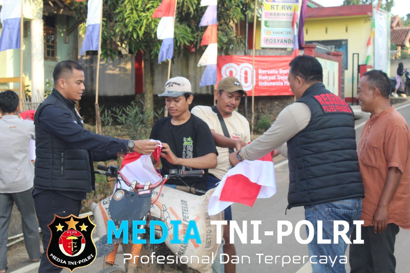 Sat Reskrim Polres Pringsewu Kibarkan Merah Putih di Desa Terjauh Sambut HUT RI ke-80