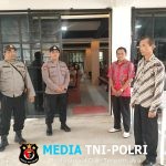 Personil Polsek Ngabang Ditempatkan Di Beberapa Gereja Untuk Memastikan Situasi Kamtibmas Aman