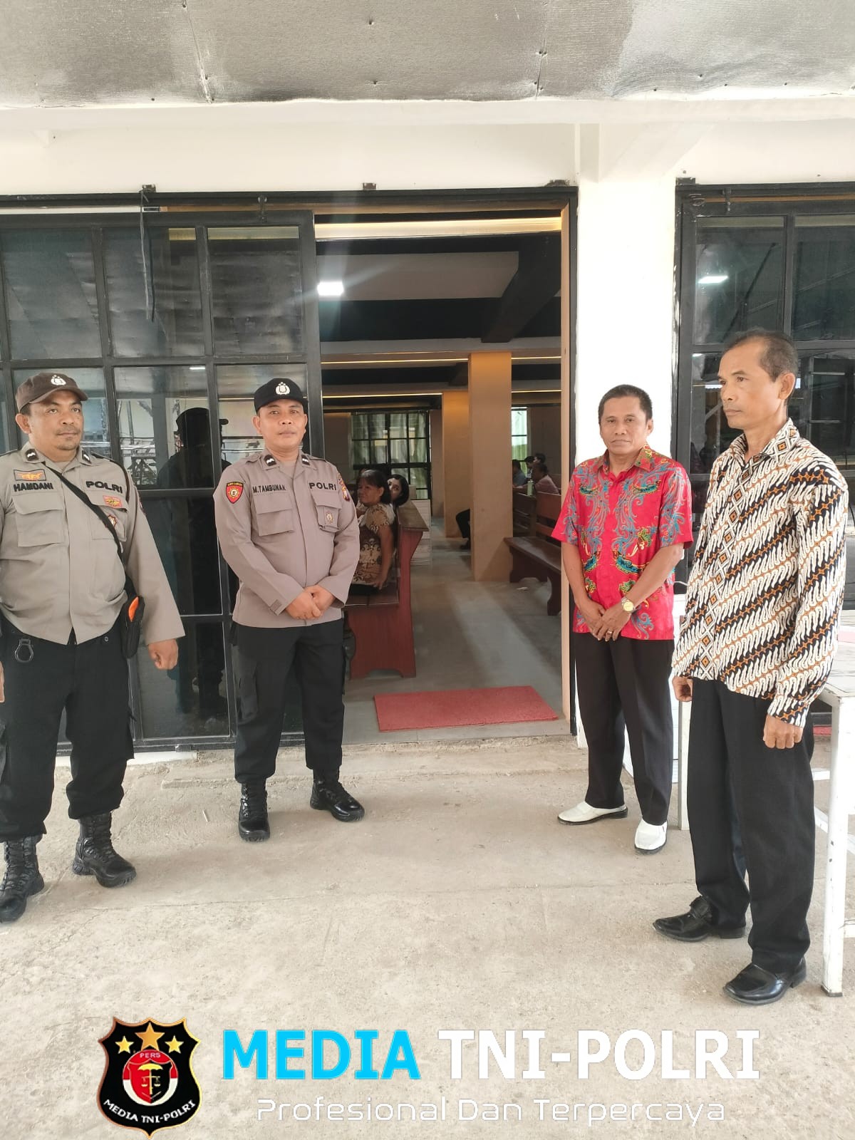 Personil Polsek Ngabang Ditempatkan Di Beberapa Gereja Untuk Memastikan Situasi Kamtibmas Aman