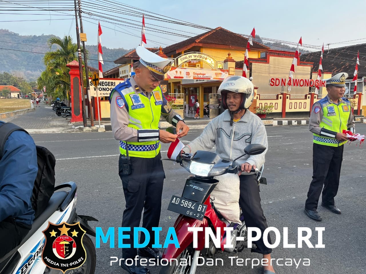 Bagikan 500 Bendera Polres Wonogiri Kibarkan Semangat Merah Putih, Teguhkan Nasionalisme dan Tolak Anarko