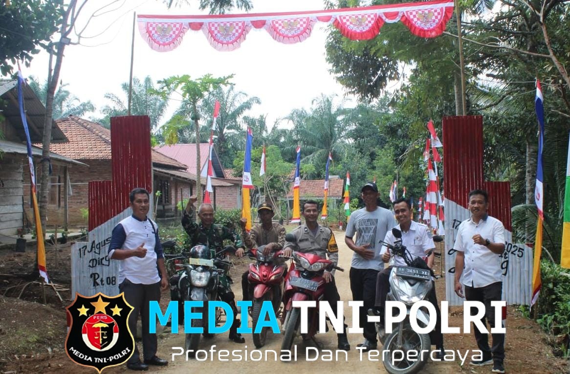 Jelang HUT RI ke-80, Babinsa dan Bhabinkamtibmas Gencarkan Komsos di Desa Bukit Beringin
