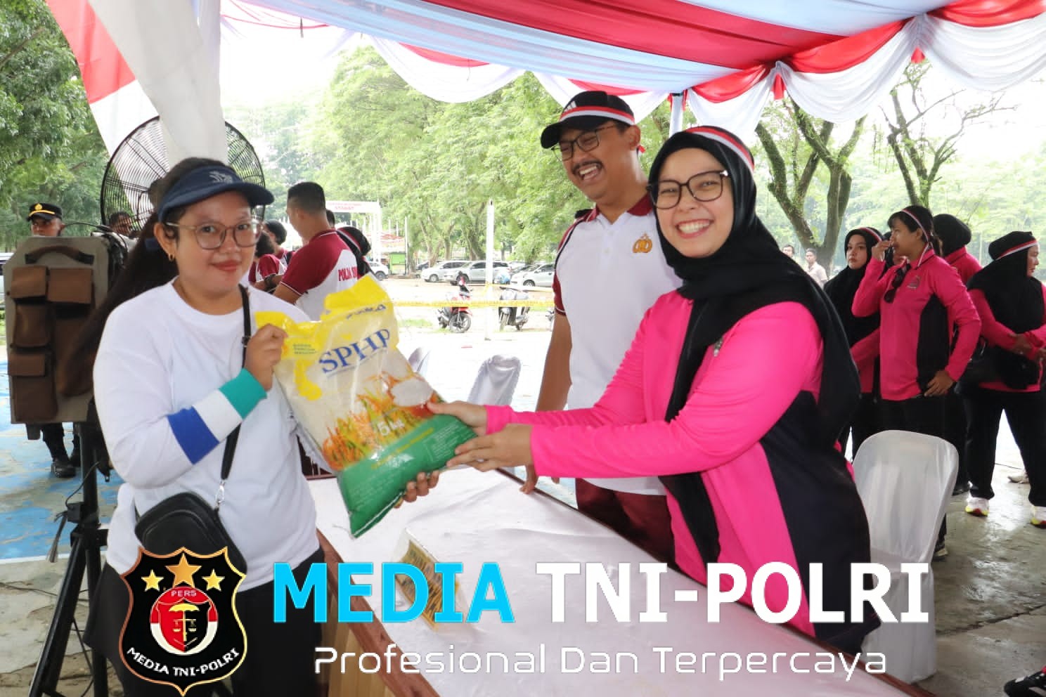 Polres Langkat melaksanakan Gerakan Pangan Murah Penjualan Beras Stabilisasi Pasokan dan Harga Pangan (SPHP)