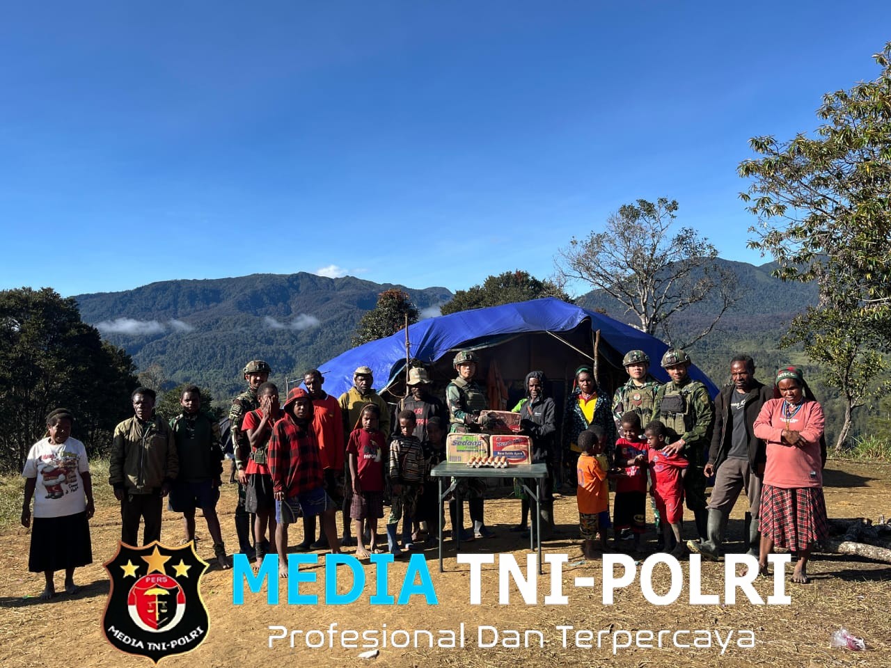 Satgas Yonif 700/WYC Pos Eromaga Gelar Anjangsana, Berbagi Bahan Makanan untuk Pengungsi Eronggobak