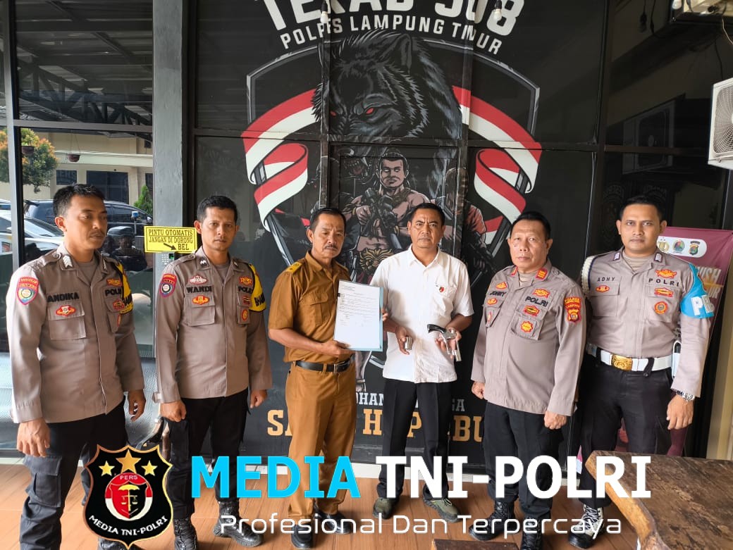 Kepala Desa Bumi Tinggi Serahkan Senpi Rakitan ke Polsek Bumi Agung