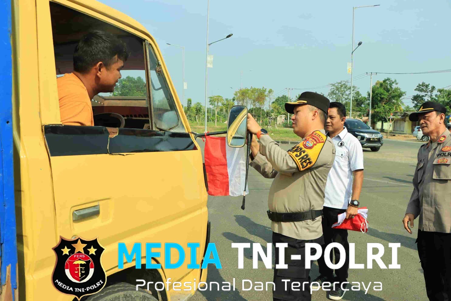 Tebarkan Semangat Nasionalisme Kapolres Tulang Bawang Barat Bagikan Bendera Merah Putih Menjelang HUT RI ke-80