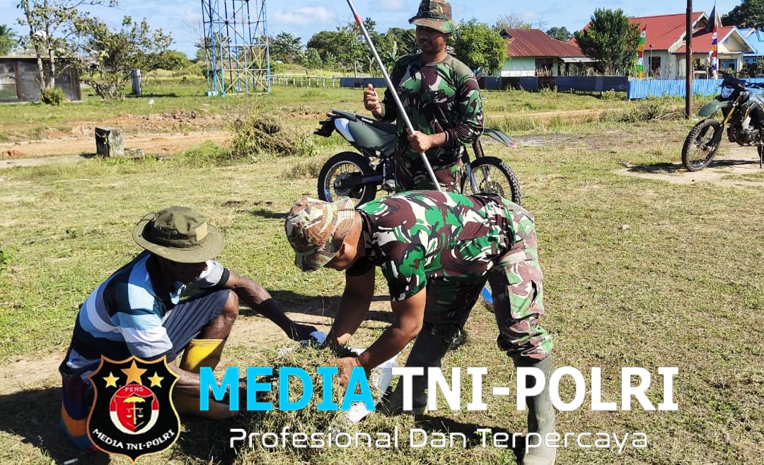 Menyongsong HUT RI Ke-80, Satgas TMMD Bersama Warga Gotong Royong Bersihkan Lapangan Bola