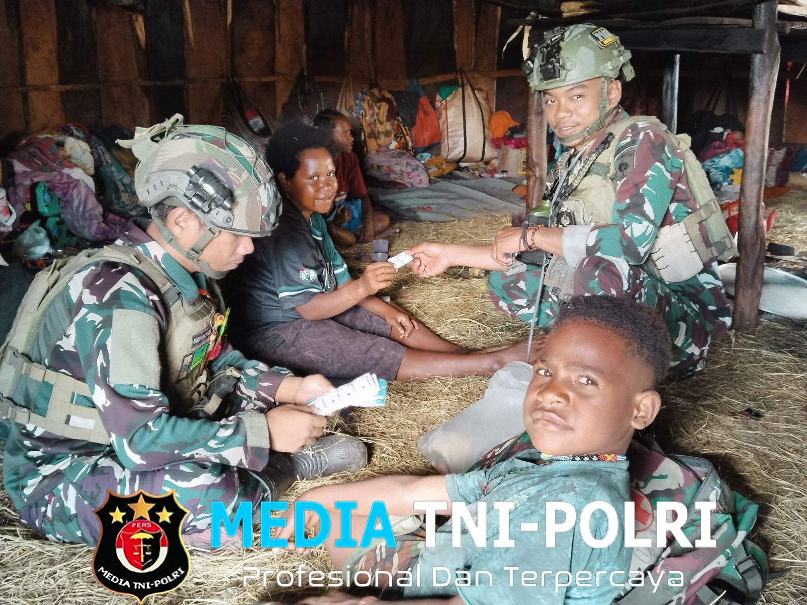 Satgas Yonif 700/WYC Pos Kout Sinak Safari Honai dan Pemeriksaan Kesehatan di Kampung Gigobak 1