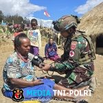 Menembus Pegunungan Puncak, Prajurit Yonif 700/WYC Bawa Sehat ke Honai Jenggernok