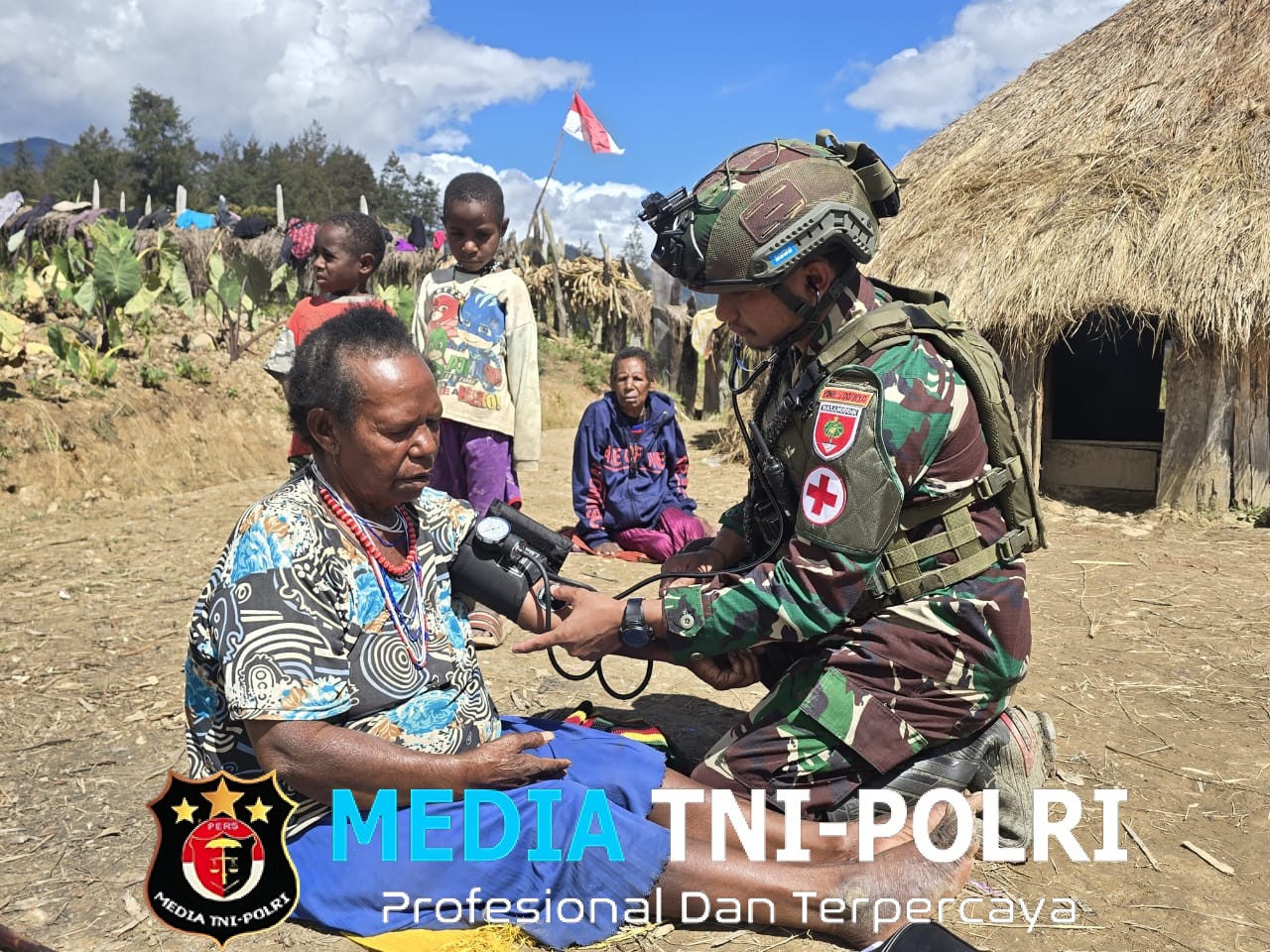 Menembus Pegunungan Puncak, Prajurit Yonif 700/WYC Bawa Sehat ke Honai Jenggernok