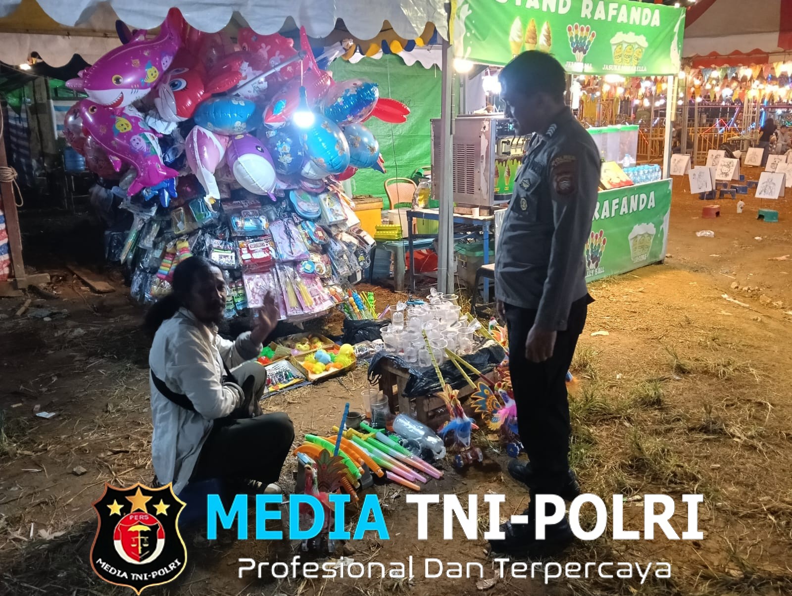 Patroli Malam Temui Warga Santai dan Sambangi Penjual Mainan di Pasar Malam